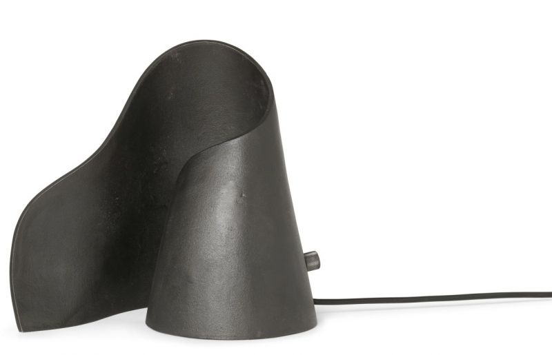 Schwarze Oyster Tischleuchte von Ferm Living, moderne Designlampe für Wohnzimmer und Schlafzimmer.